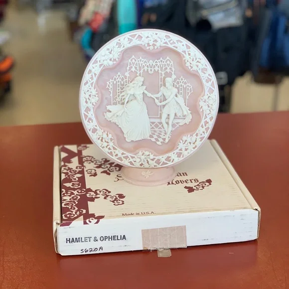 Shakespearean Lovers "Hamlet & Ophelia" Collectors Plate from Incolay Studios - Picture 1 of 16